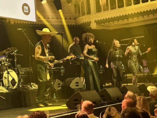 Change at Paradiso, Amsterdam Beitrag